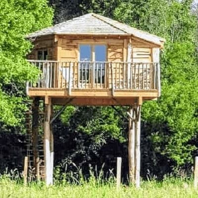 un lieu inspirant pour votre journée de cohésion d'équipe, qui sort des sentiers battus avec des cabanes perchées