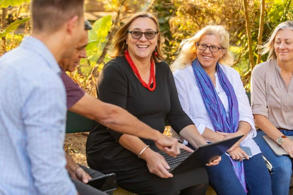 4 collègues, hommes et femmes, se retrouvent pour un team-building RSE, un véritable outil de management d'équipe