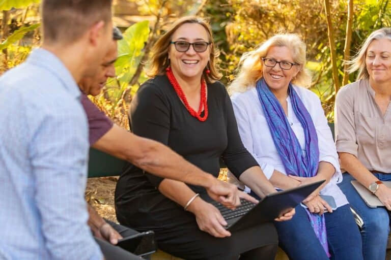 4 collègues, hommes et femmes, se retrouvent pour un team-building RSE, un véritable outil de management d'équipe