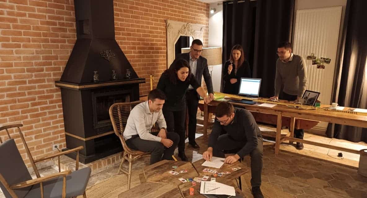 des collègues participent à un team-building enquête, Cluedo, pendant leur séminaire d'entreprise.