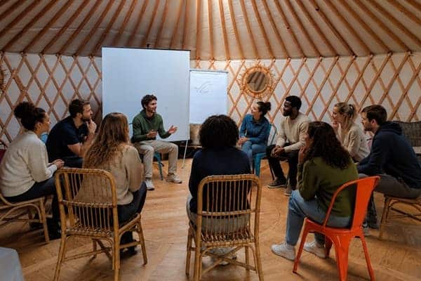 une équipe de collaborateurs est réunie pour une activité de cohésion d'équipe insolite.